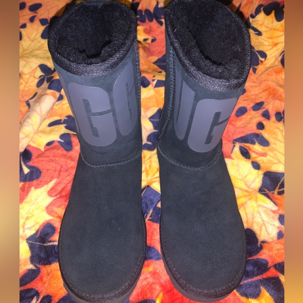 UGG SHORT BOOTS